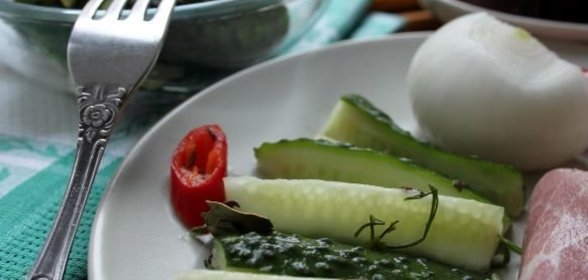 Острые малосольные корнишоны в пакете