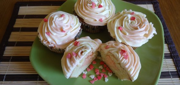 Капкейки Розовое сердце(идея ко Дню всех влюбленных) и из остатков пирожные Розочки
