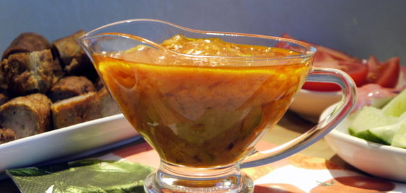 Острый томатный соус с корнишонами