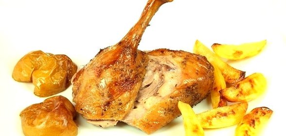 Запеченный гусь, фаршированный яблоками