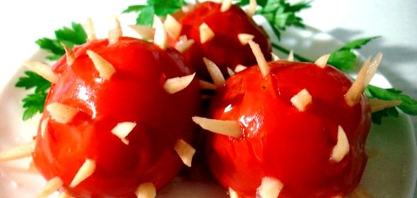 Помидоры маринованные с чесноком