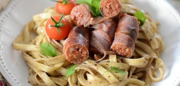 Тальятелле с колбасками и песто