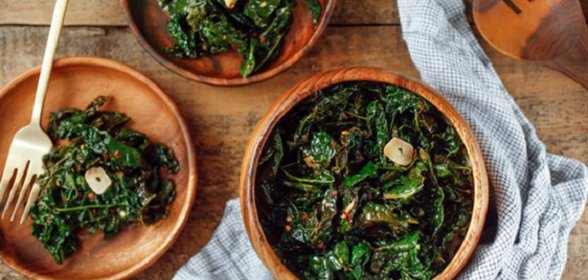 Тушеная капуста кале с чесноком