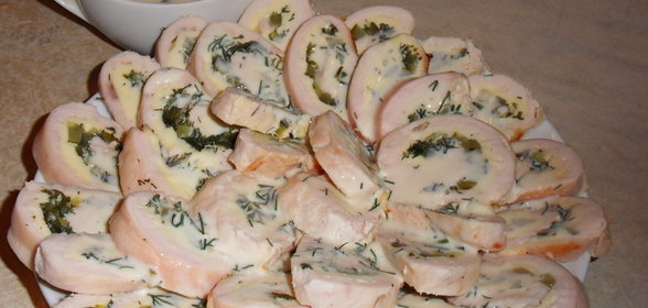Куриные рулеты под сырным соусом