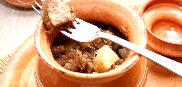Свинина в горшочке с картофелем