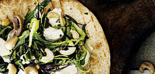 Рулеты с курицей, фасолью и орехами