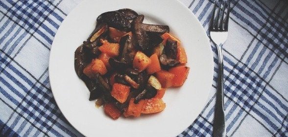 Деревенская печеная тыква с грибами и корнем петрушки