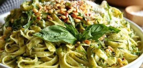 Феттучини с авокадо и соусом песто