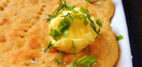 Картофельные лепёшки из цельнозерновой муки с «зелёным» маслом