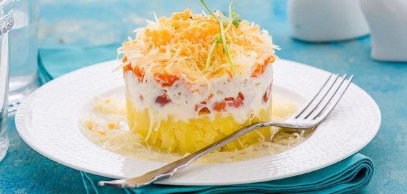 Салат с сыром и копченой горбушей