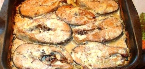 Семга запеченная в сливках и сыре с соусом