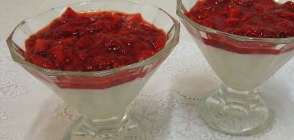 Ванильный пудинг с джемом из свежей клубники