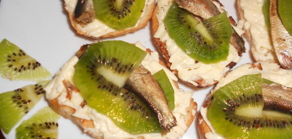 Бутерброды со шпротами и киви