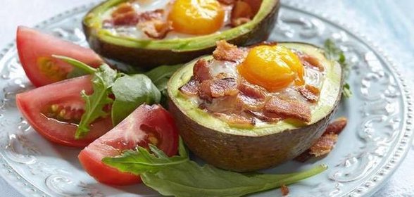 Яичница в авокадо