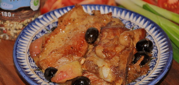 Свиные ребра с нектаринами, оливками и анчоусами