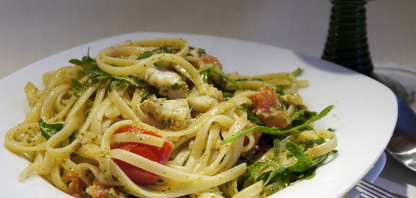 Паста с жареной рыбой, руколой и мятно-лимонным песто