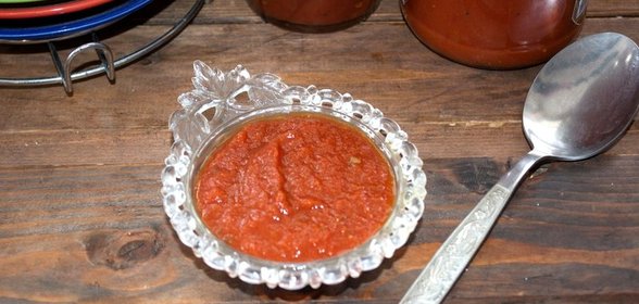 Аджика из яблок и томата на зиму