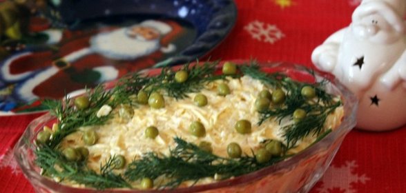 Новогодний салат с консервированными кальмарами и колбасным сыром