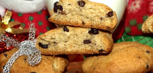 Печенье с шоколадной крошкой и изюмом в коньяке