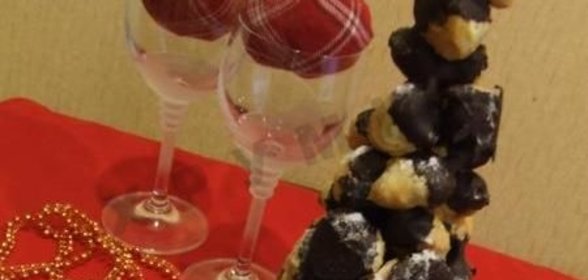 Шоколадная елка из профитролей Croquembouche