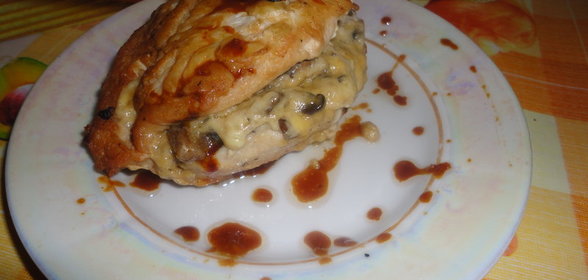 Жареная куриная грудка фаршированая жареными шампиньонами и сыром