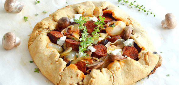 Открытый пирог с грибами и чоризо