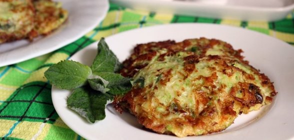 Кабачковые оладьи с сыром, беконом и мятой