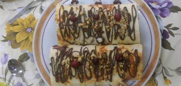 Бисквитный рулет с бананами и вареньем