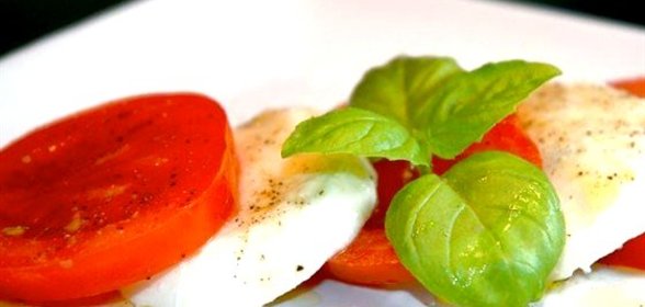 Капрезе с соусом песто
