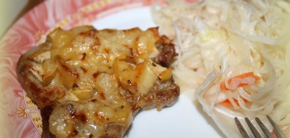 Свиные отбивные с яблоками