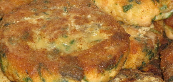 Биточки из копченой горбуши со шпинатом и грибами