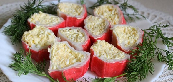 Закусочные рулетики из крабовых палочек с сыром