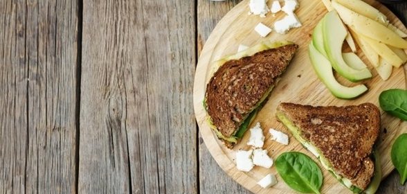 Сэндвич с авокадо и песто