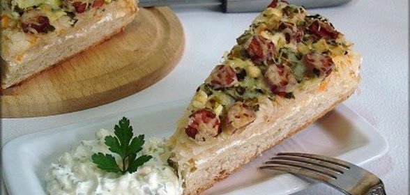 Открытый пирог из картофельного теста с копчёными колбасками и квашеной капустой