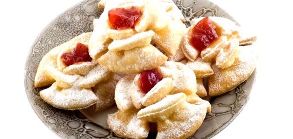 Фигурное печенье из слоеного теста с клубничным джемом