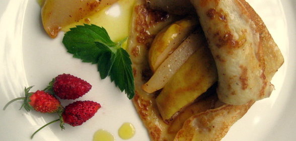 Блины с карамельными грушами