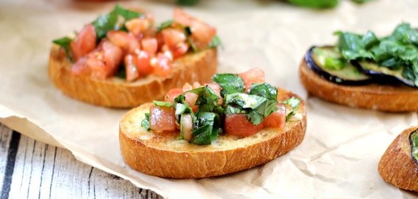 Брускетта с баклажанами и помидорами