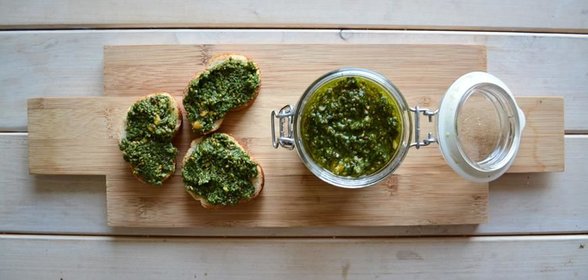 Песто из крапивы и фисташек