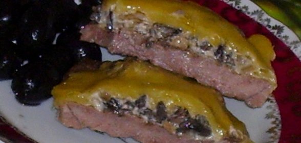 Отбивные из говядины с грибами и сыром