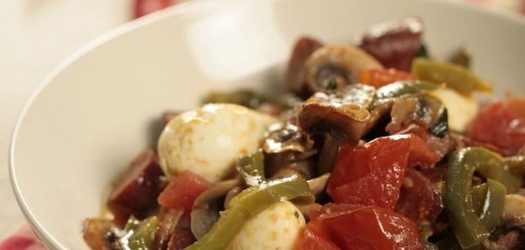 Лечо с копченой колбасой