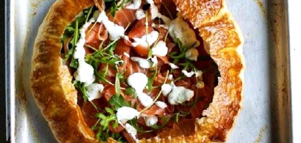 Тарт из копченого лосося и сметаны