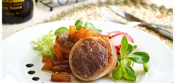 Медальоны из свинины в соево-ананасовом соусе