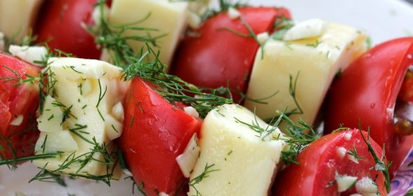 Кебаб с помидорами и сулугуни в слоеном тесте