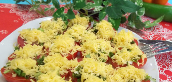 Закуска «а-ля капрезе» из помидоров и сыра