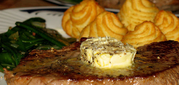 Стейк с коньячным маслом, картофелем Герцогиня и гороховыми стручками с тимьяном