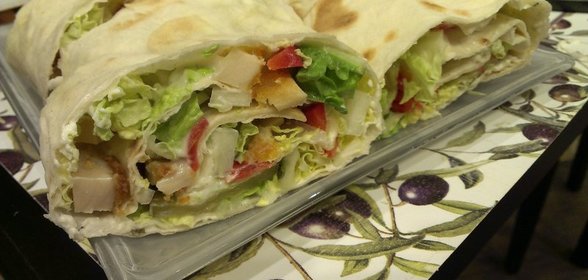 Рулет с овощами и курицей в лаваше