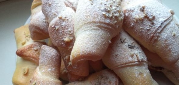 Сдобные рогалики с абрикосовым повидлом