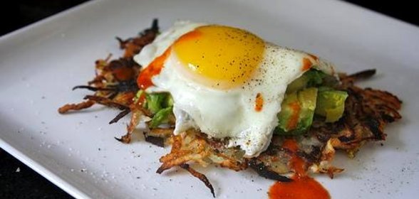 Картофельные оладьи с яйцом и авокадо