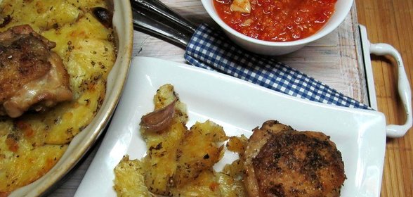 запеченный картофель с куриными бедрами