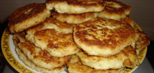 Капустные оладьи с яблочком